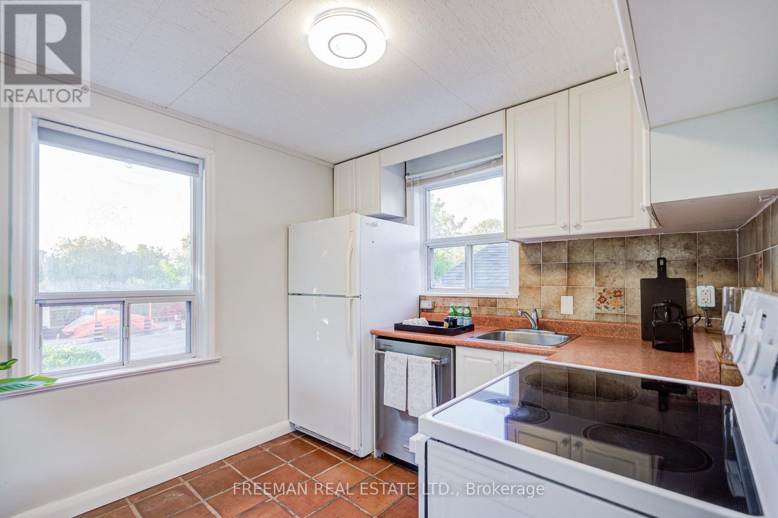 6 Lloyd George Avenue, Toronto (alderwood), Ontario