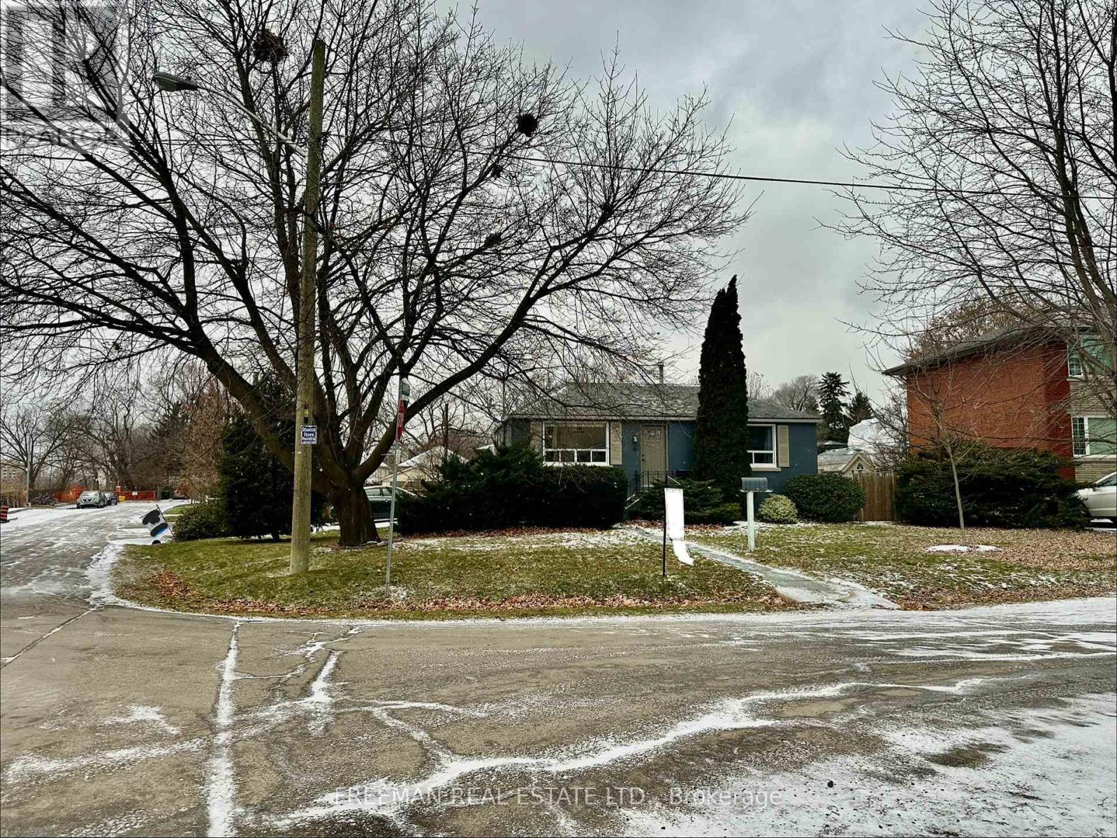 6 Lloyd George Avenue, Toronto (alderwood), Ontario