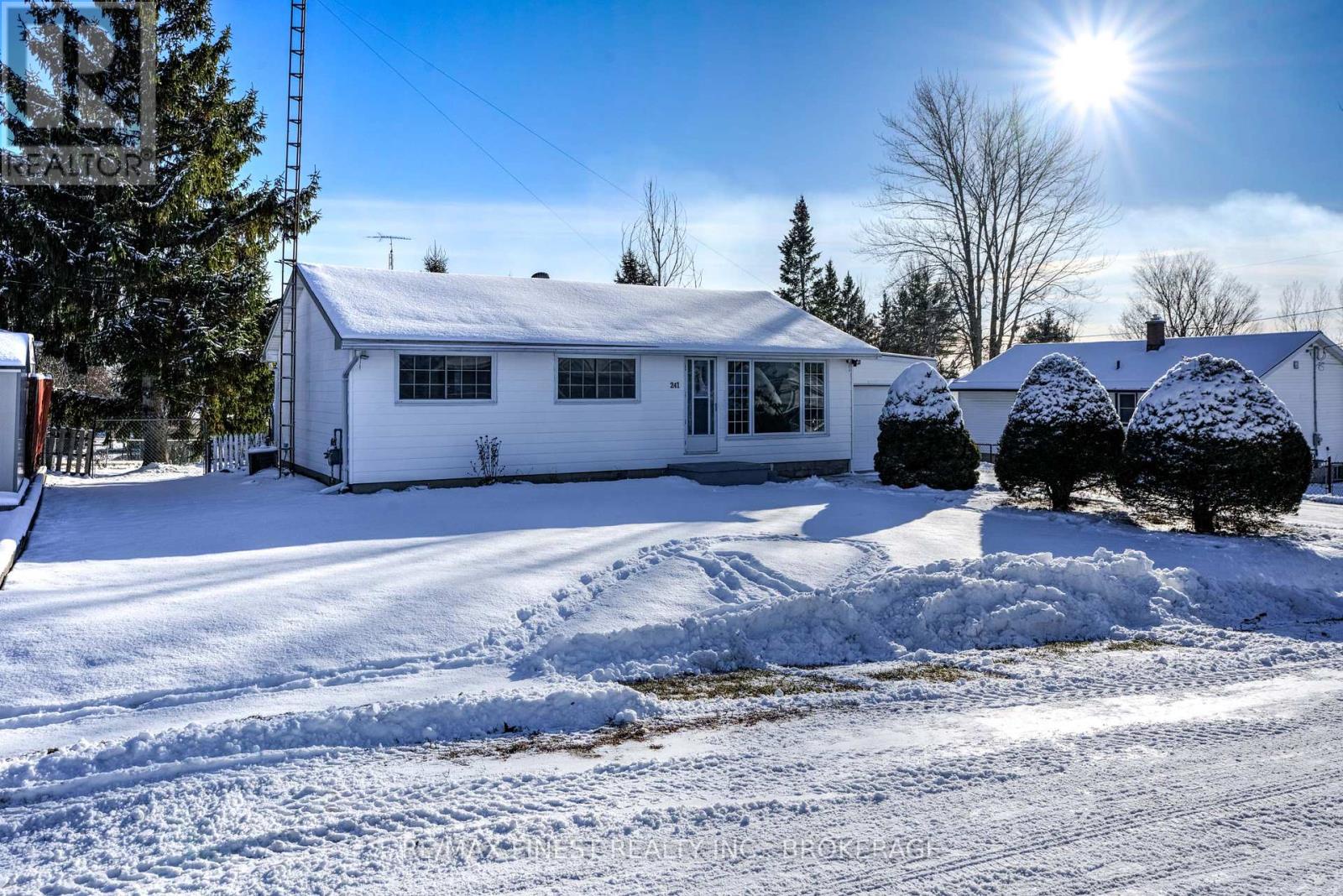 241 Lakeview Road, Loyalist (bath), Ontario