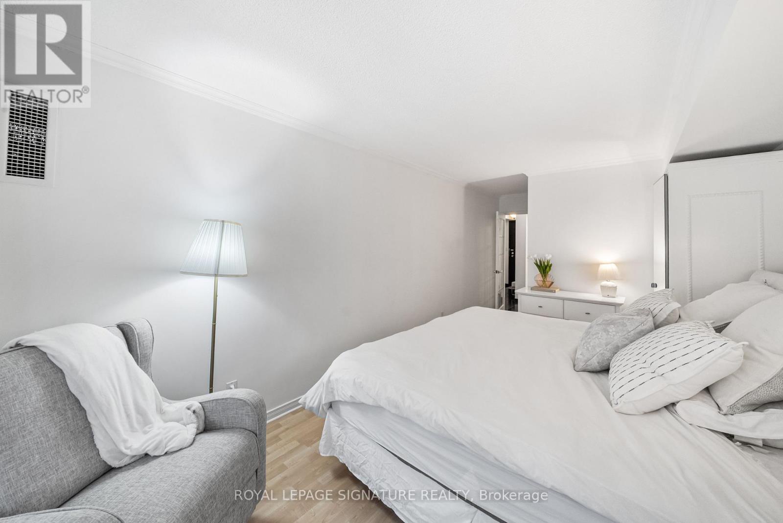 206 - 18 Hollywood Avenue, Toronto (willowdale East), Ontario