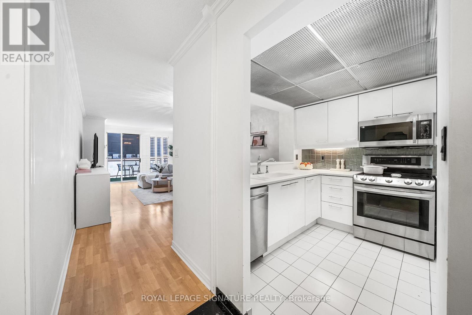 206 - 18 Hollywood Avenue, Toronto (willowdale East), Ontario