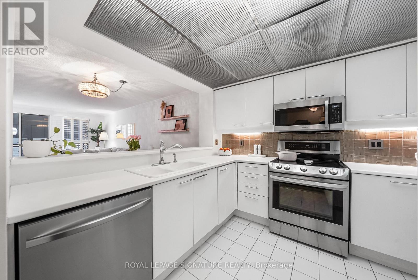 206 - 18 Hollywood Avenue, Toronto (willowdale East), Ontario