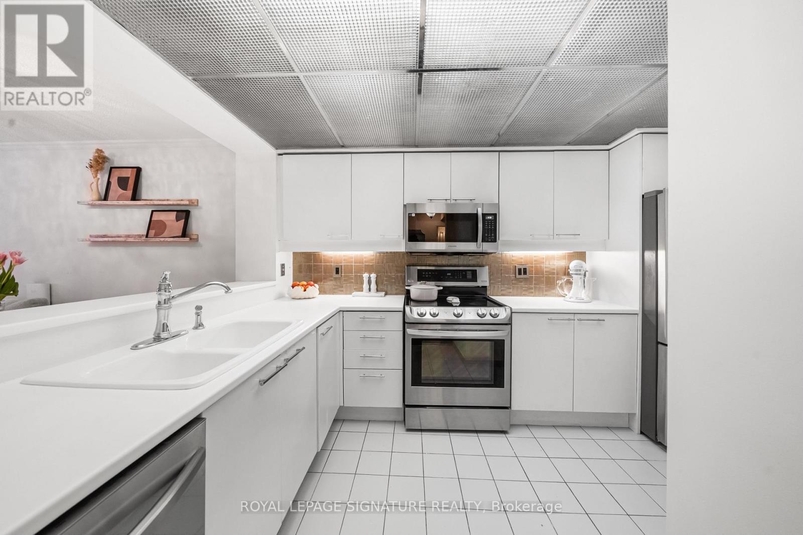 206 - 18 Hollywood Avenue, Toronto (willowdale East), Ontario