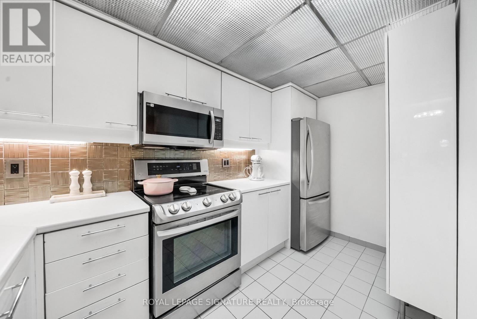 206 - 18 Hollywood Avenue, Toronto (willowdale East), Ontario