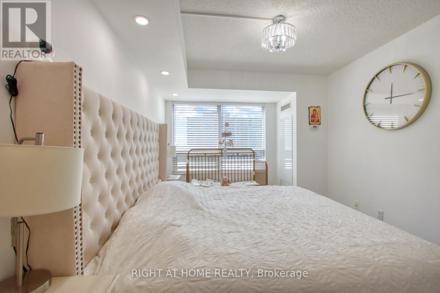 827 - 35 Saranac Boulevard, Toronto (englemount-lawrence), Ontario