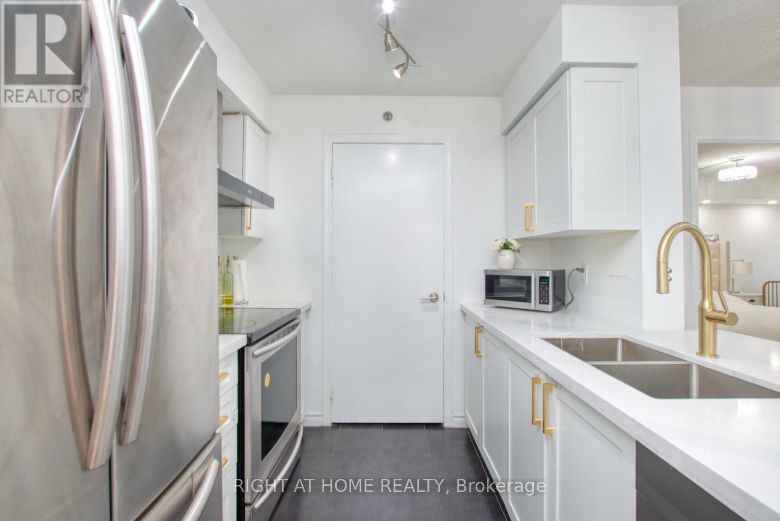 827 - 35 Saranac Boulevard, Toronto (englemount-lawrence), Ontario