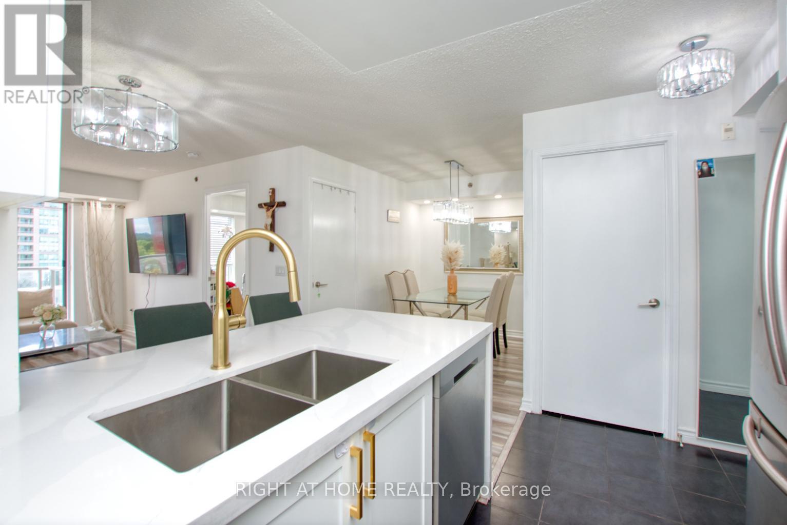 827 - 35 Saranac Boulevard, Toronto (englemount-lawrence), Ontario