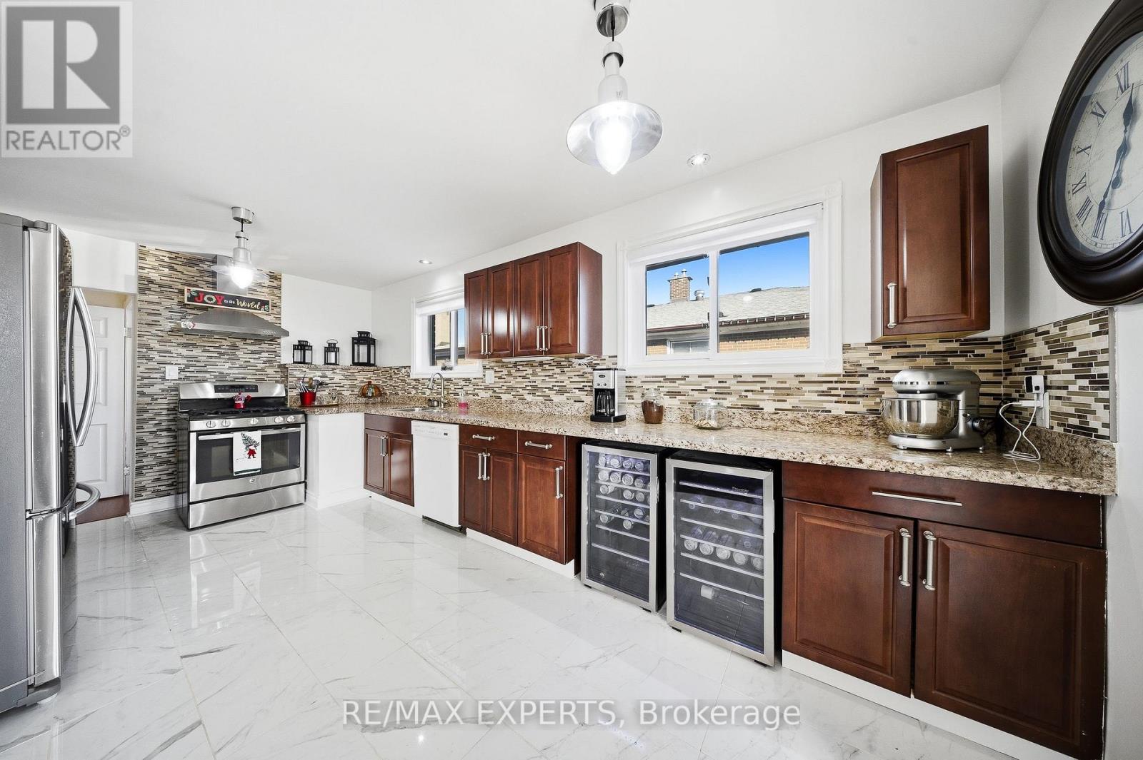 16 Navenby Crescent, Toronto (humber Summit), Ontario