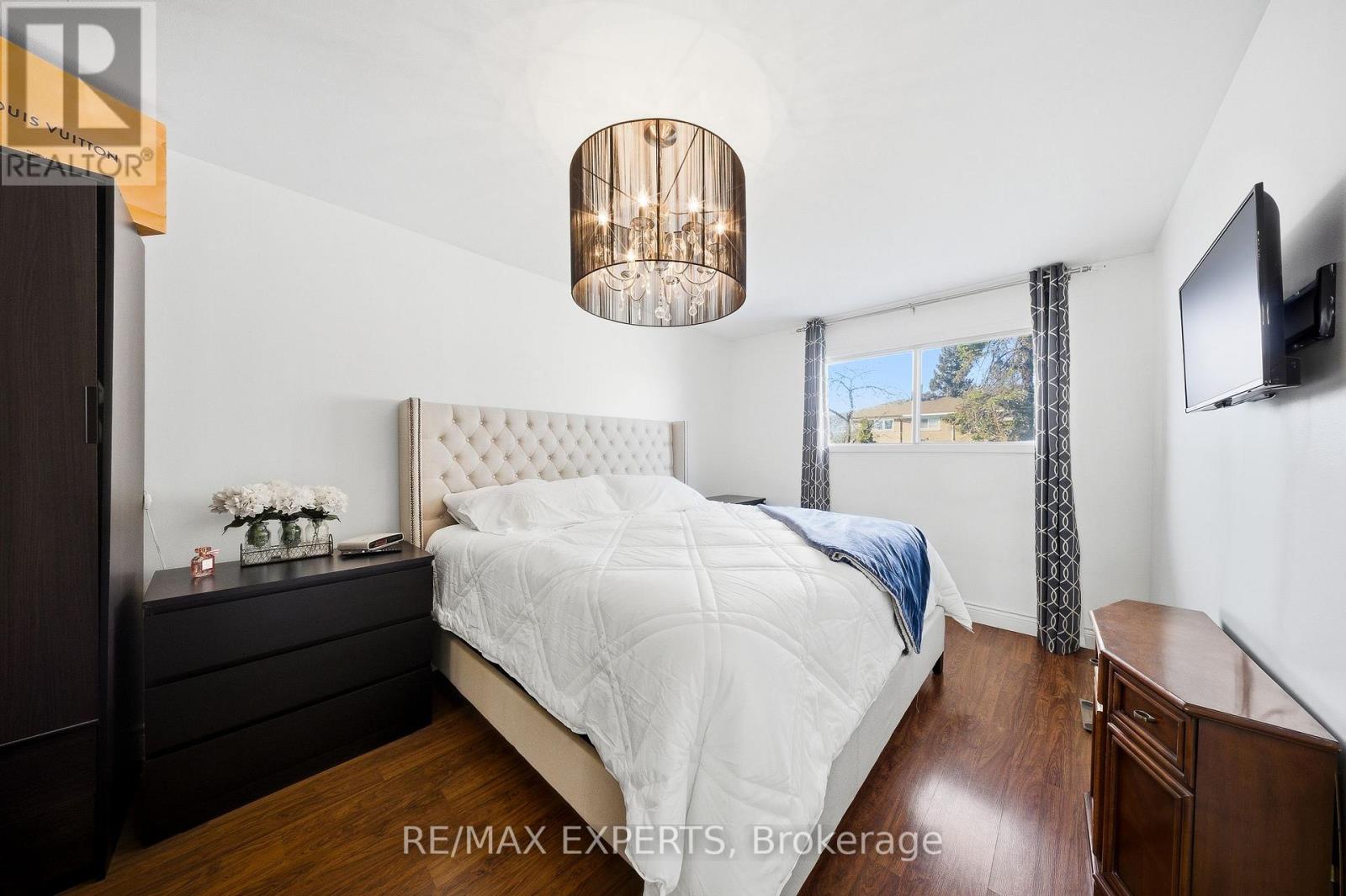 16 Navenby Crescent, Toronto (humber Summit), Ontario