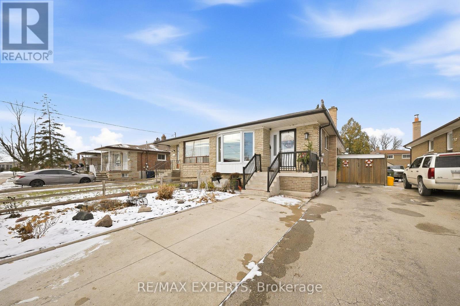 16 Navenby Crescent, Toronto (humber Summit), Ontario