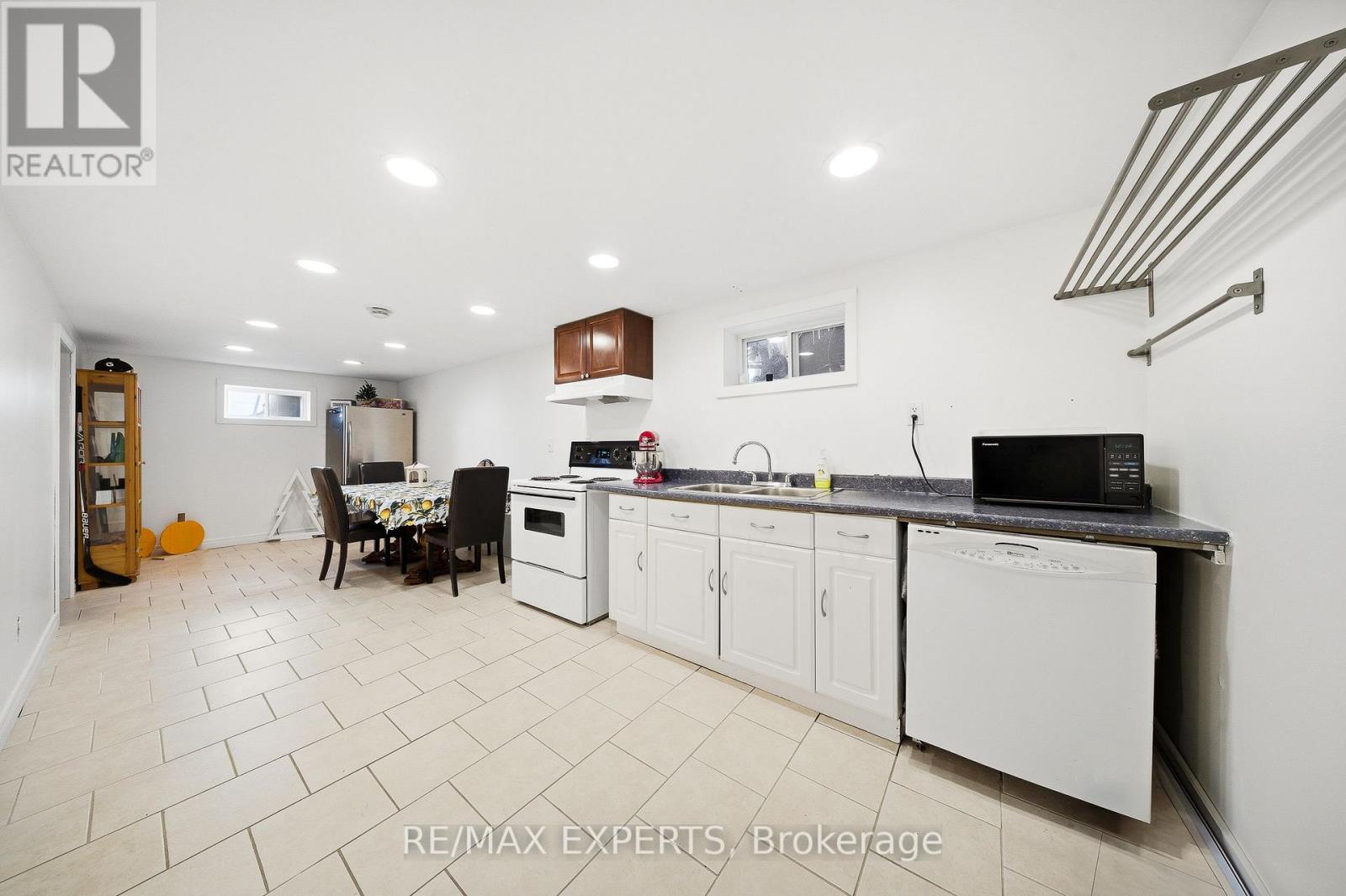 16 Navenby Crescent, Toronto (humber Summit), Ontario