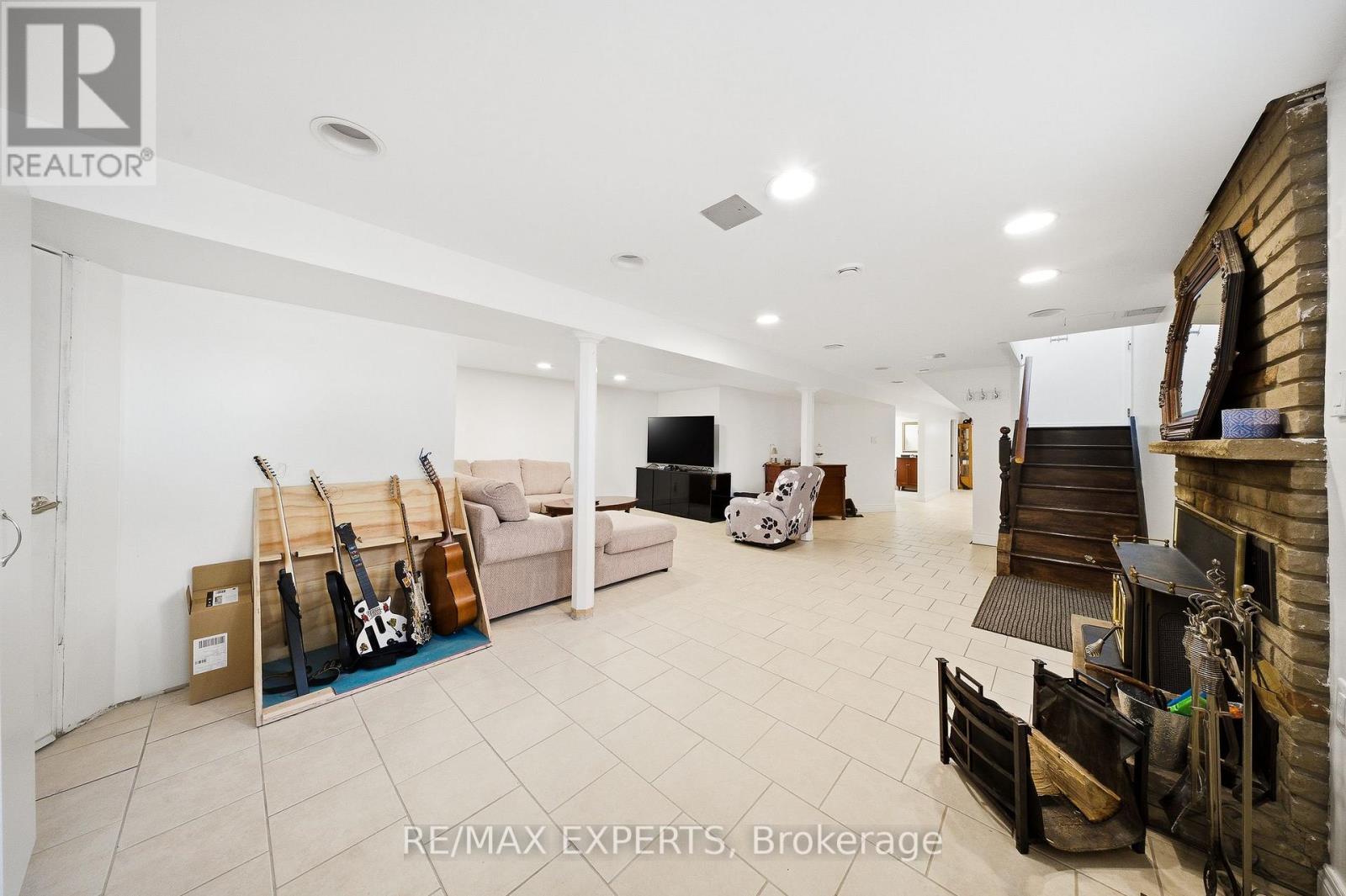 16 Navenby Crescent, Toronto (humber Summit), Ontario