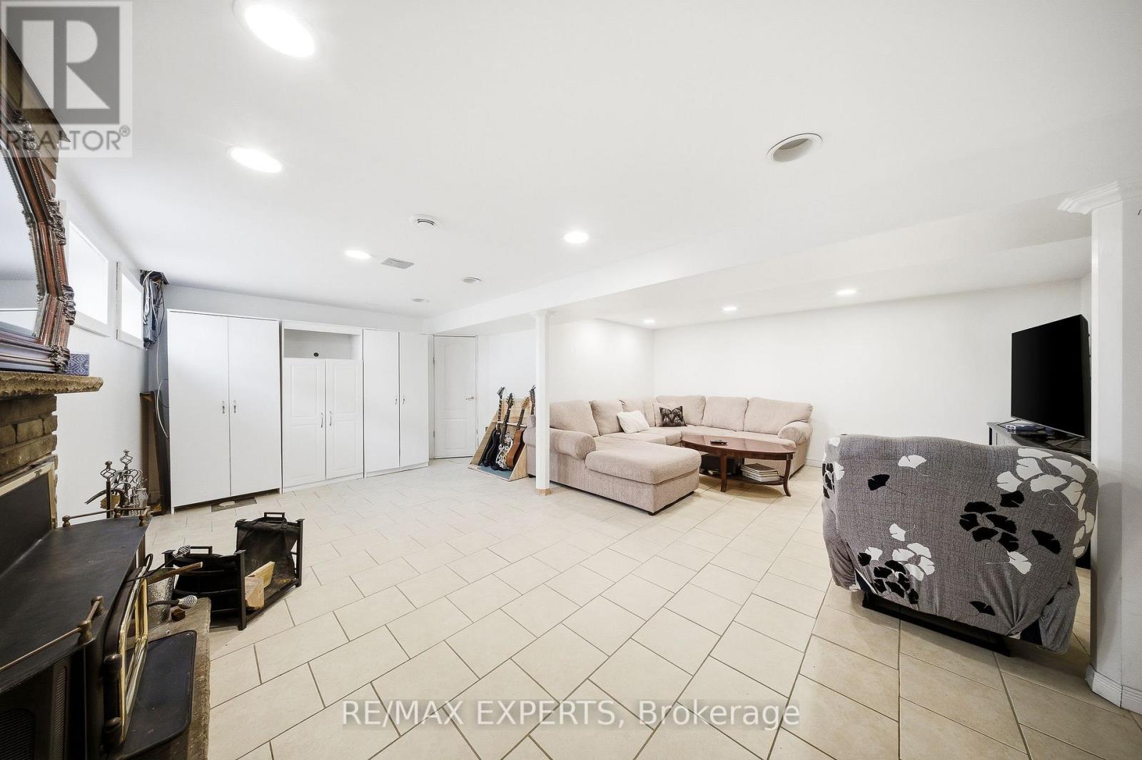 16 Navenby Crescent, Toronto (humber Summit), Ontario