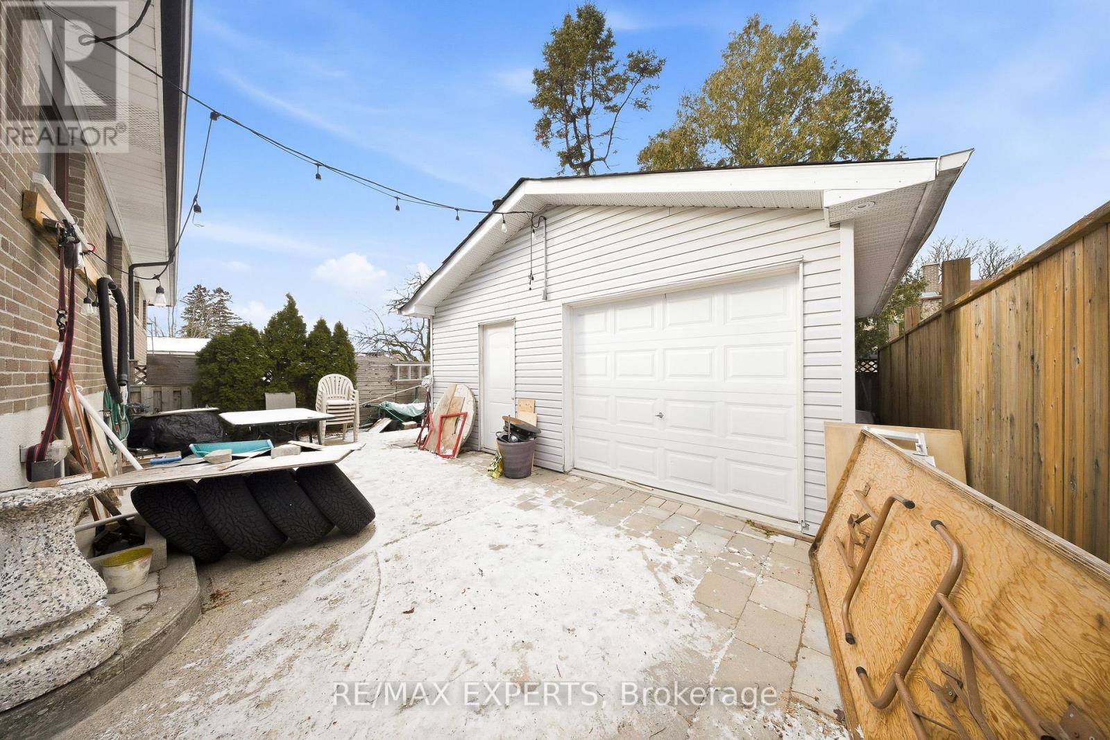 16 Navenby Crescent, Toronto (humber Summit), Ontario