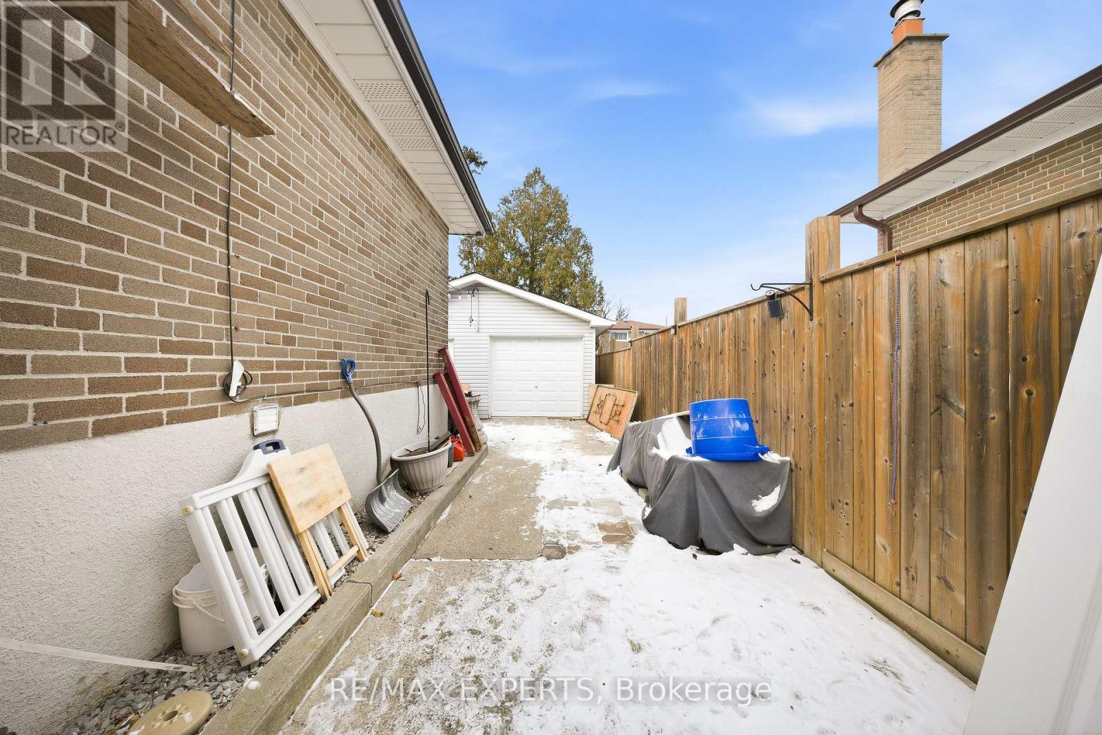 16 Navenby Crescent, Toronto (humber Summit), Ontario