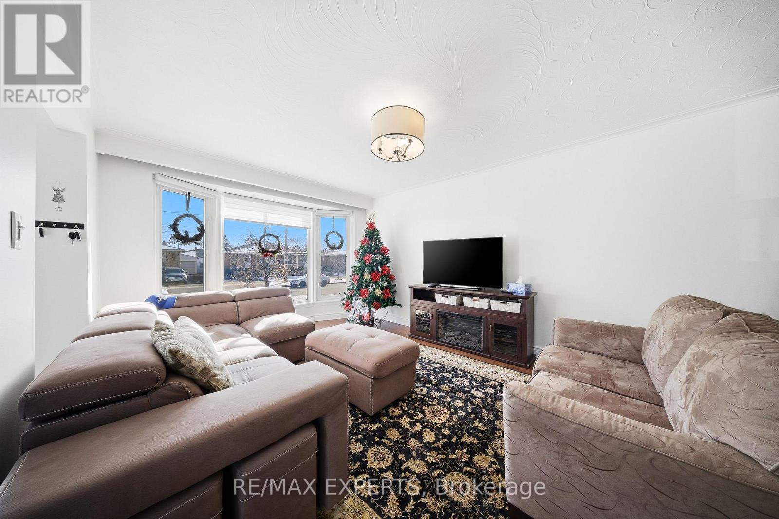 16 Navenby Crescent, Toronto (humber Summit), Ontario