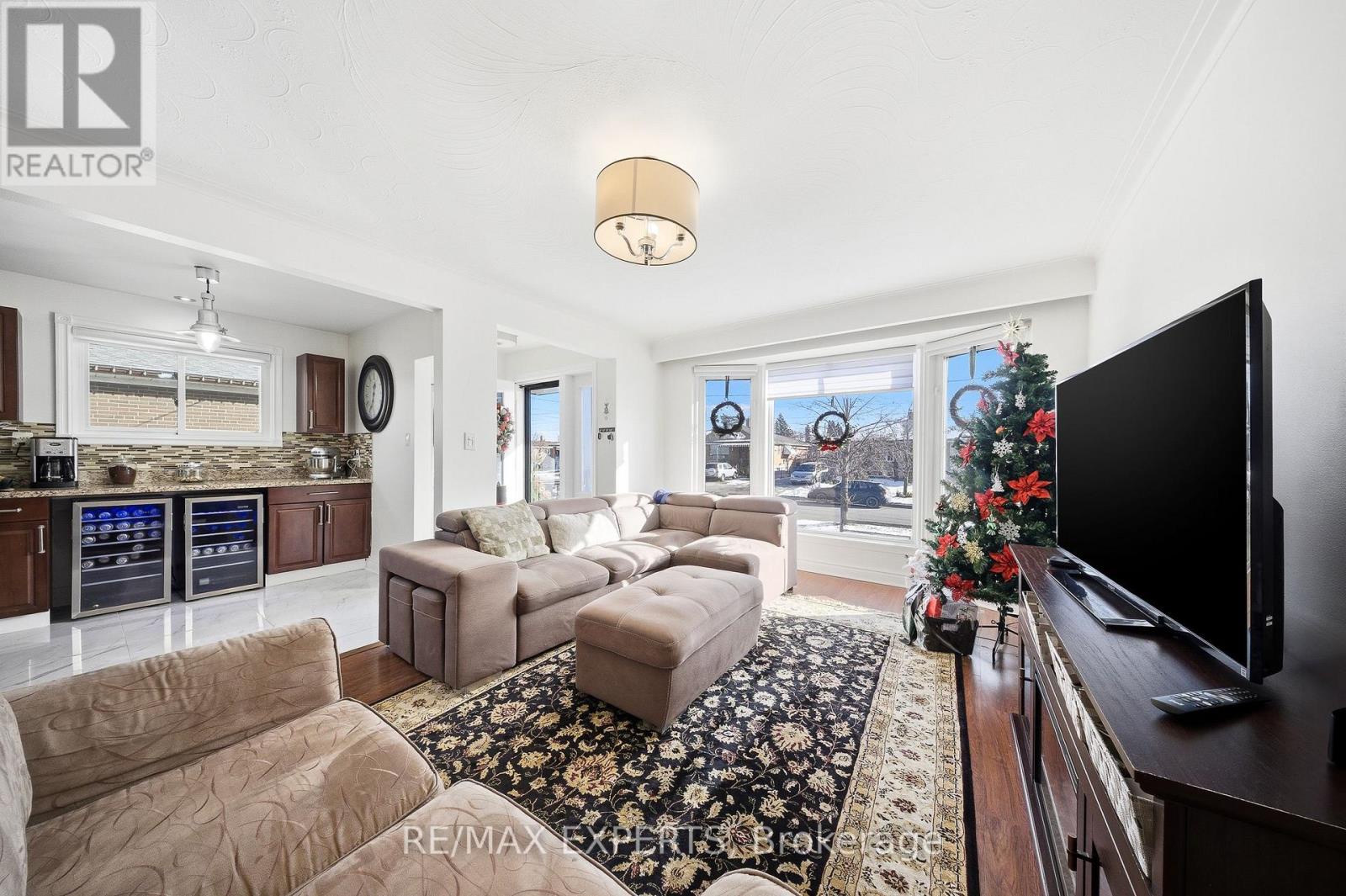 16 Navenby Crescent, Toronto (humber Summit), Ontario