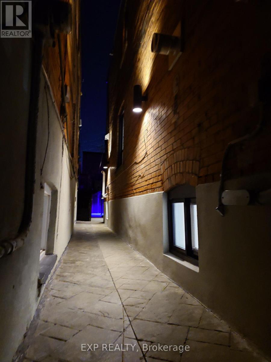 36 Talbot Street, Toronto (weston-pellam Park), Ontario