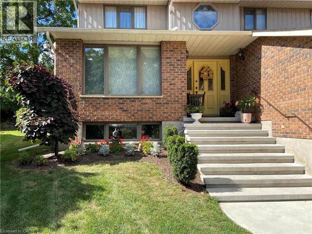 18 Woodview Court, Kitchener, Ontario