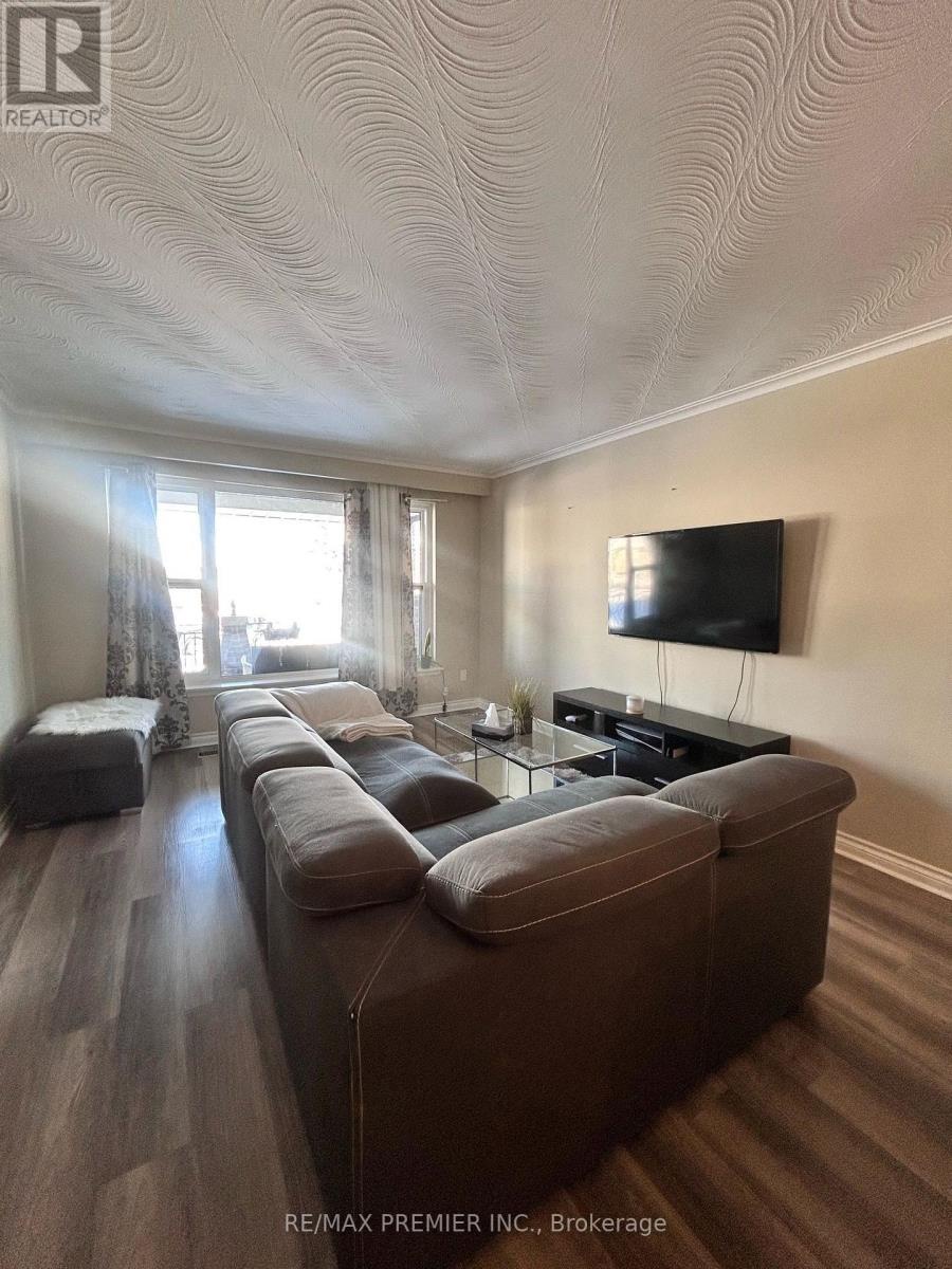 15 Lantos Court W, Toronto (downsview-roding-cfb), Ontario