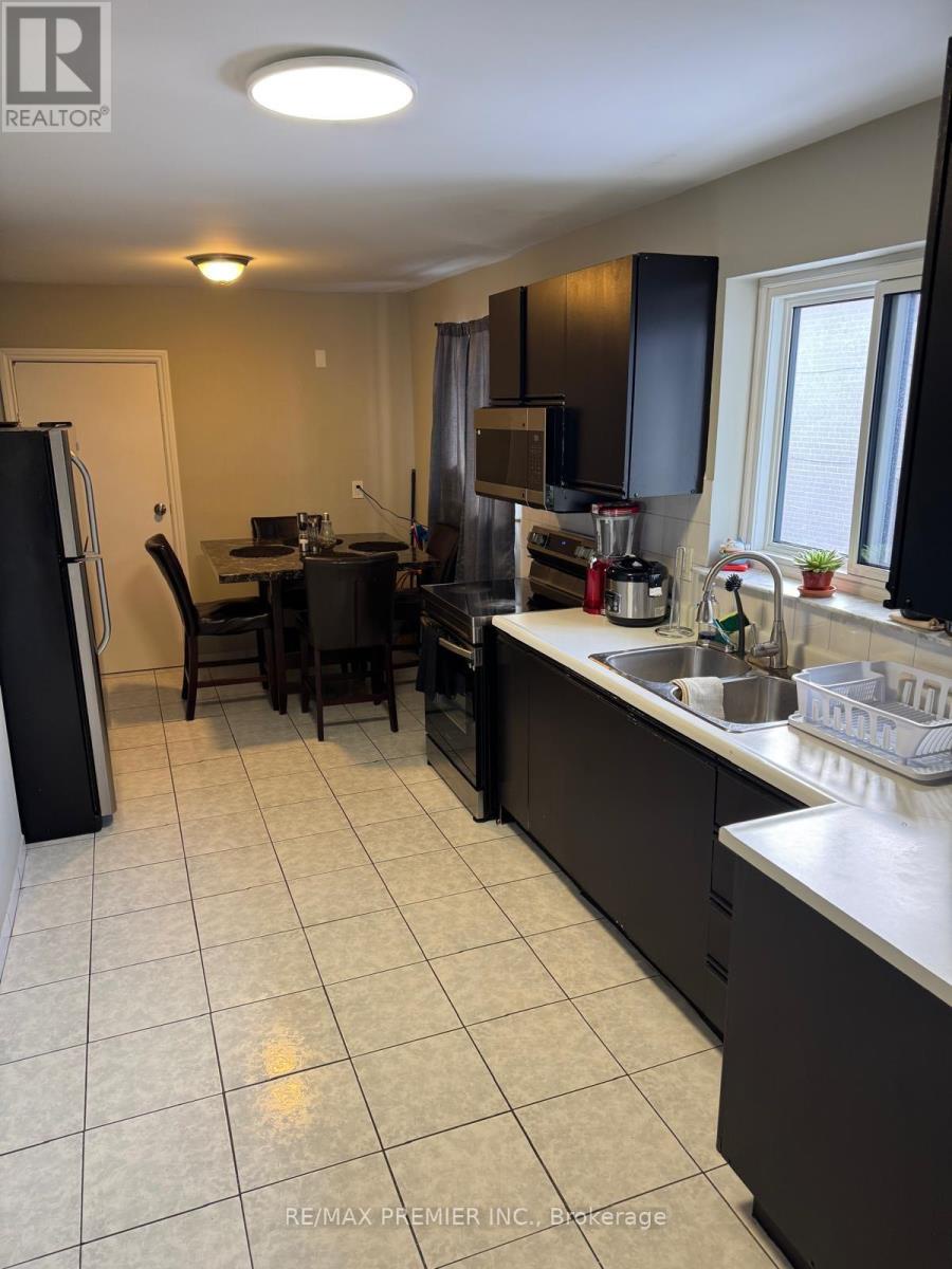 15 Lantos Court W, Toronto (downsview-roding-cfb), Ontario