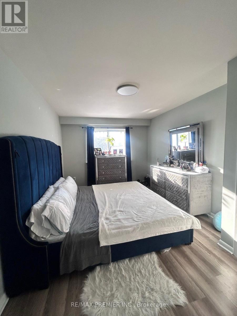 15 Lantos Court W, Toronto (downsview-roding-cfb), Ontario