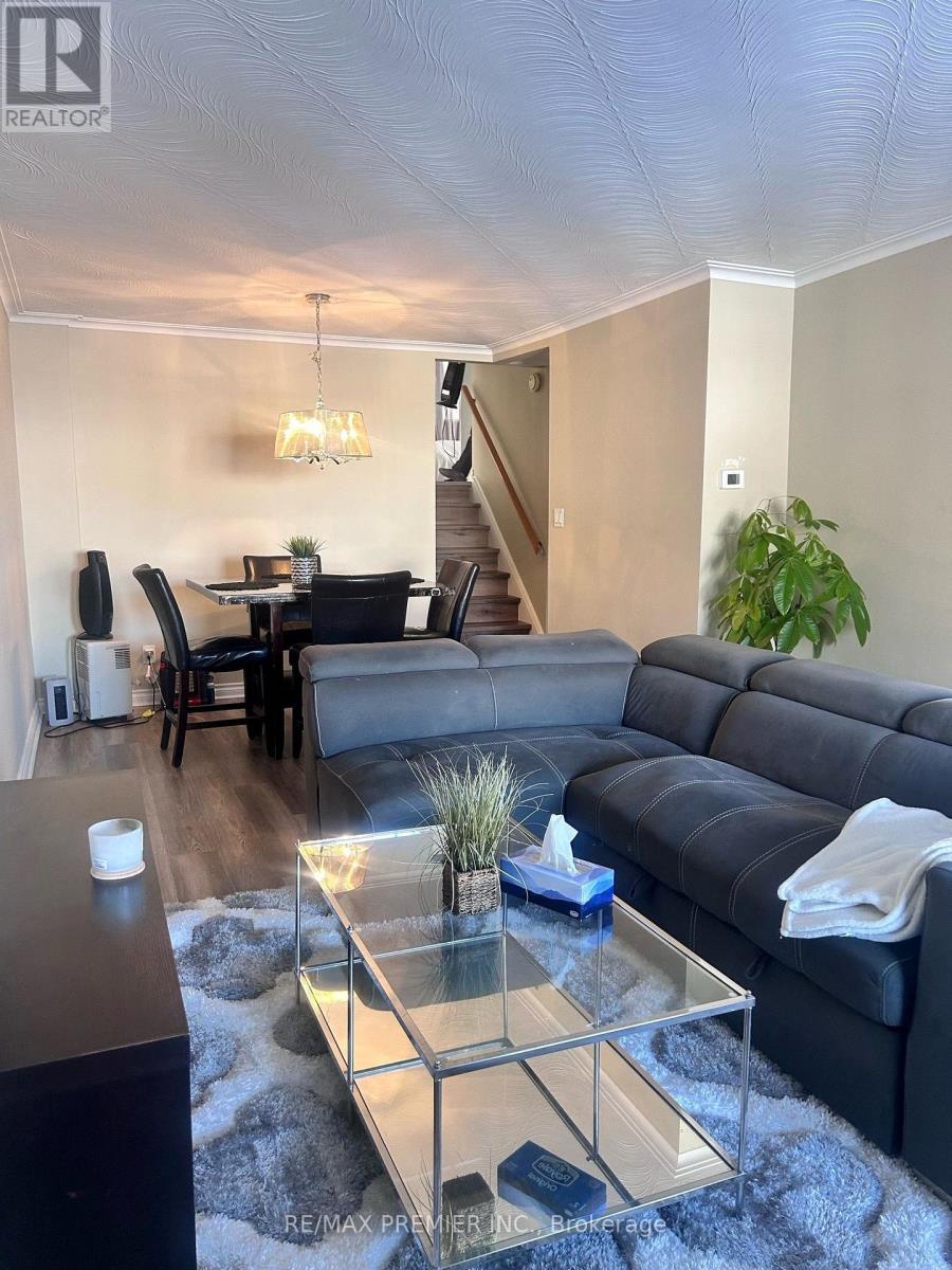 15 Lantos Court W, Toronto (downsview-roding-cfb), Ontario