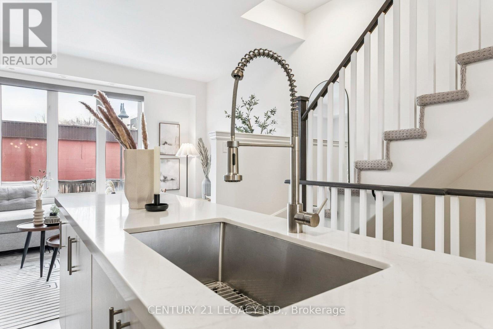 2 - 80 Eastwood Park Gardens, Toronto (long Branch), Ontario