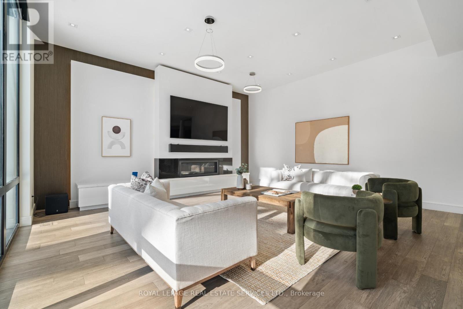 96 Montgomery Road, Toronto (kingsway South), Ontario