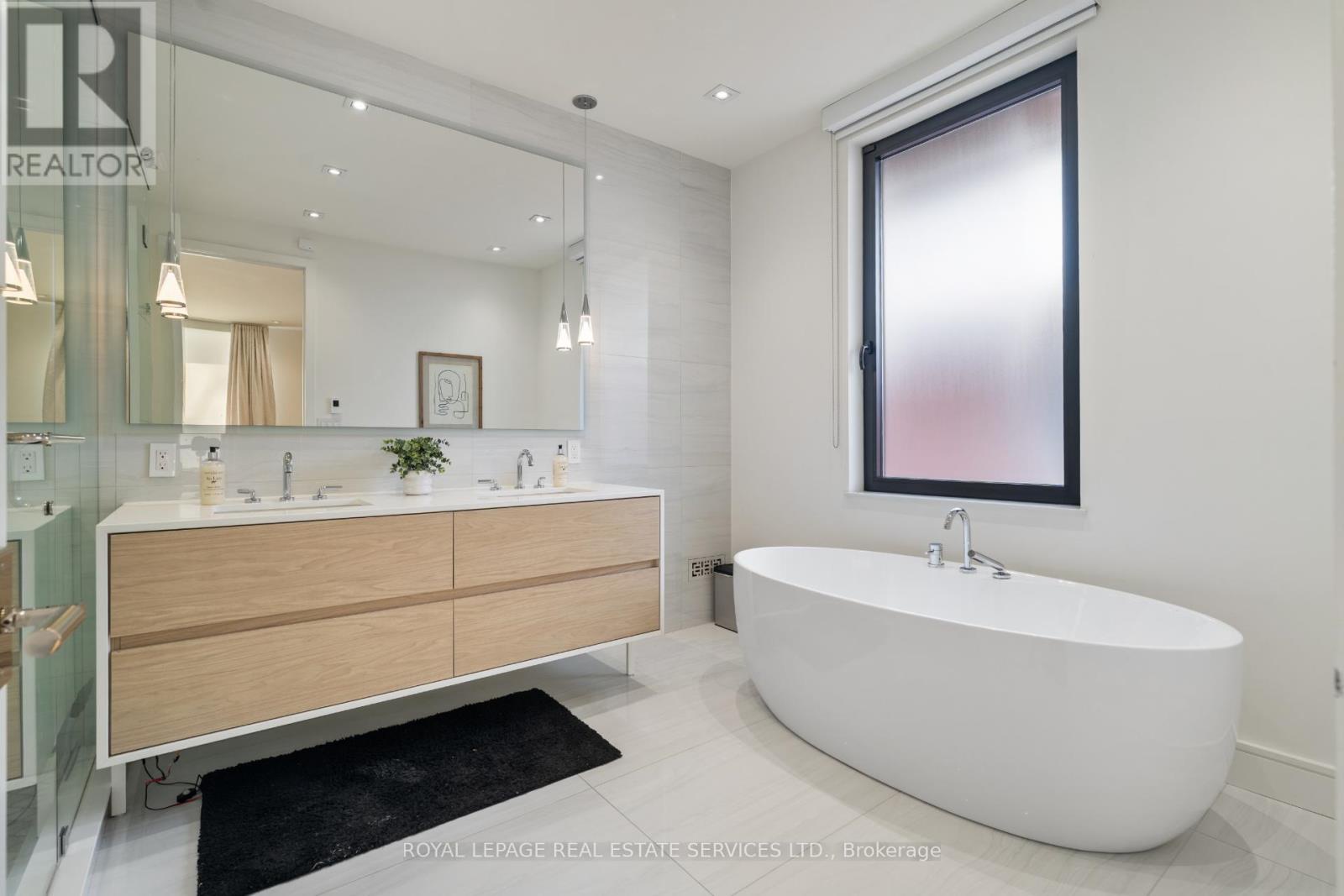 96 Montgomery Road, Toronto (kingsway South), Ontario