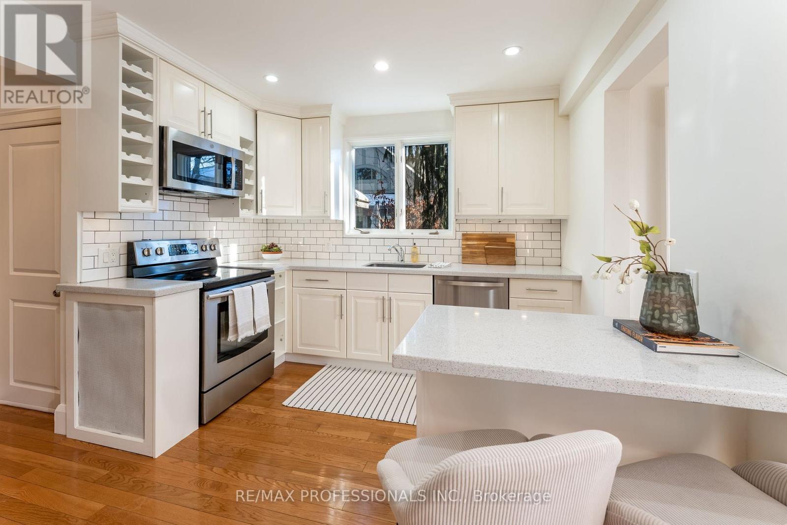 3 Lynngrove Avenue, Toronto (kingsway South), Ontario