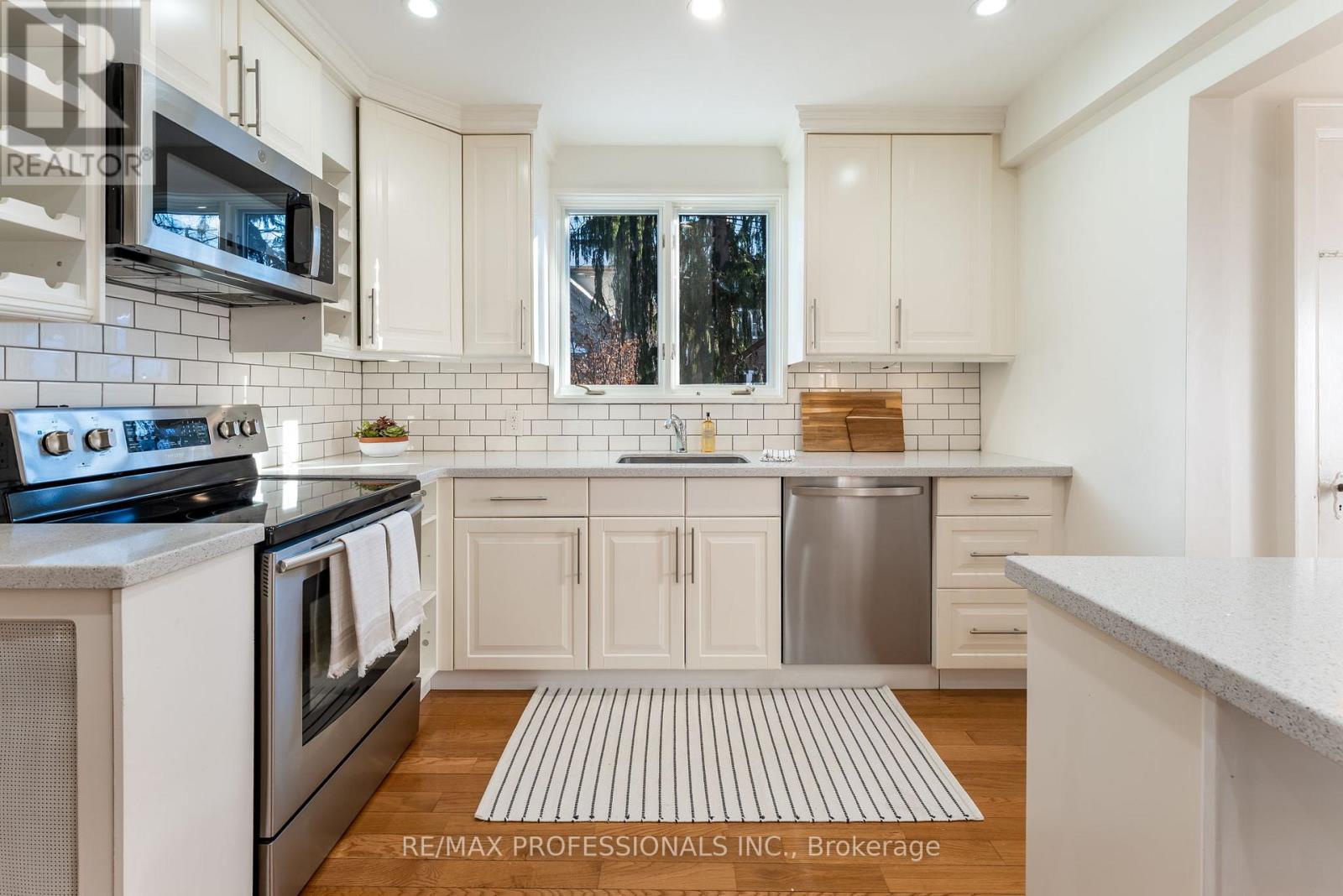 3 Lynngrove Avenue, Toronto (kingsway South), Ontario