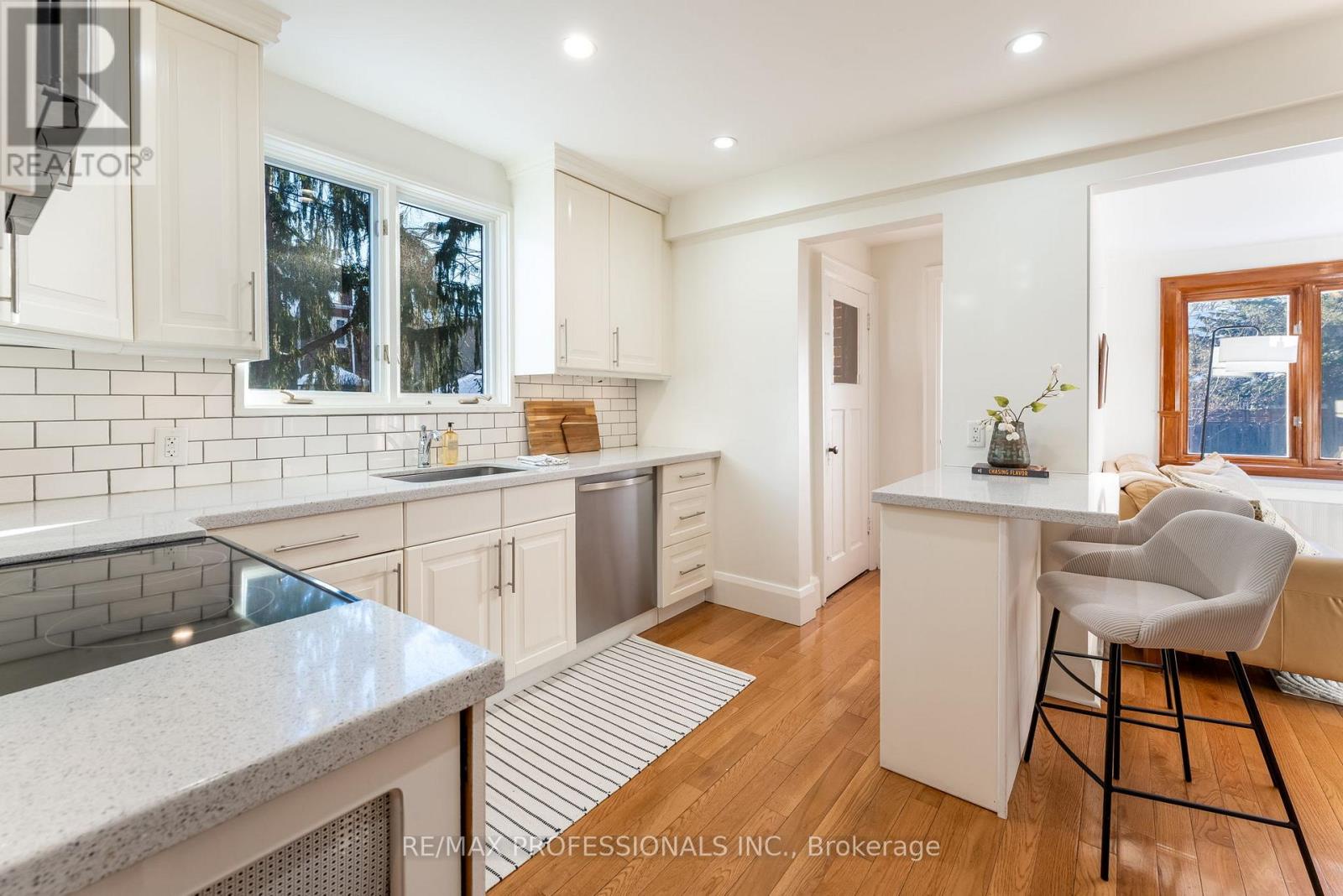 3 Lynngrove Avenue, Toronto (kingsway South), Ontario