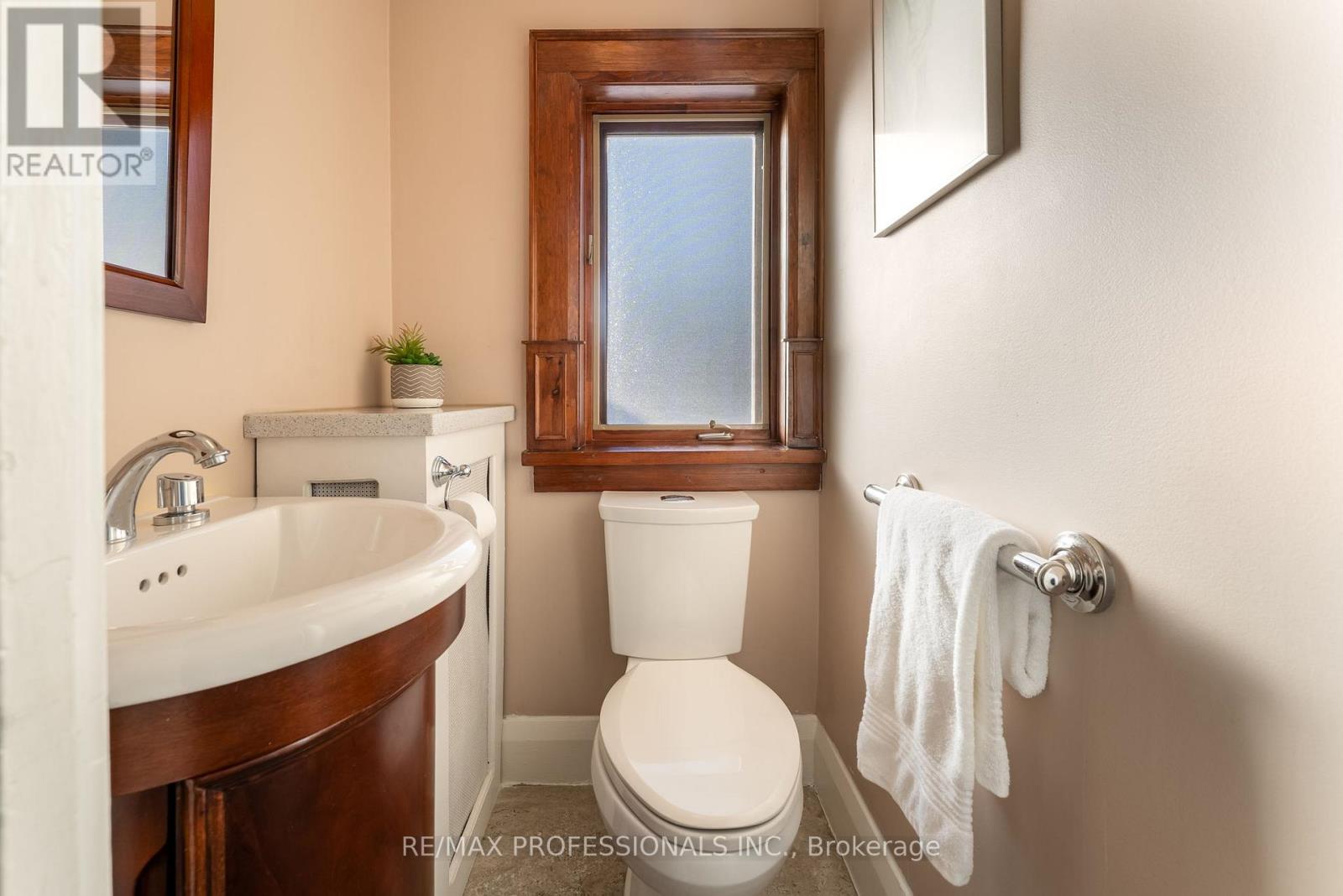 3 Lynngrove Avenue, Toronto (kingsway South), Ontario