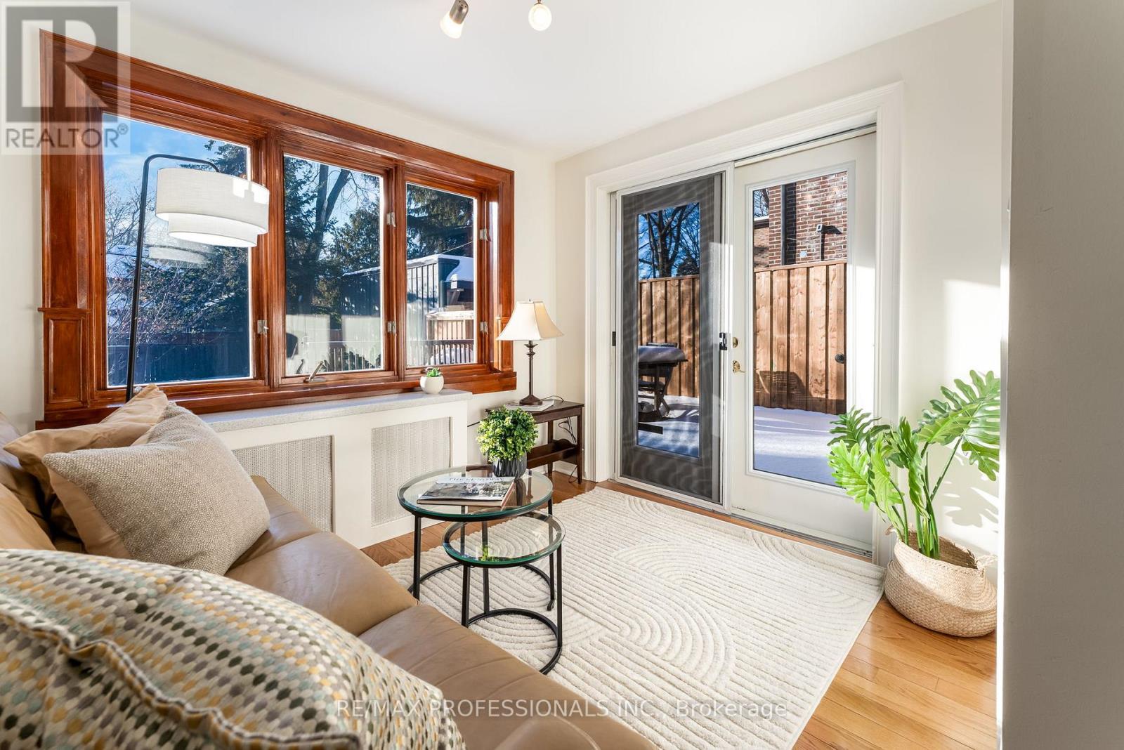 3 Lynngrove Avenue, Toronto (kingsway South), Ontario