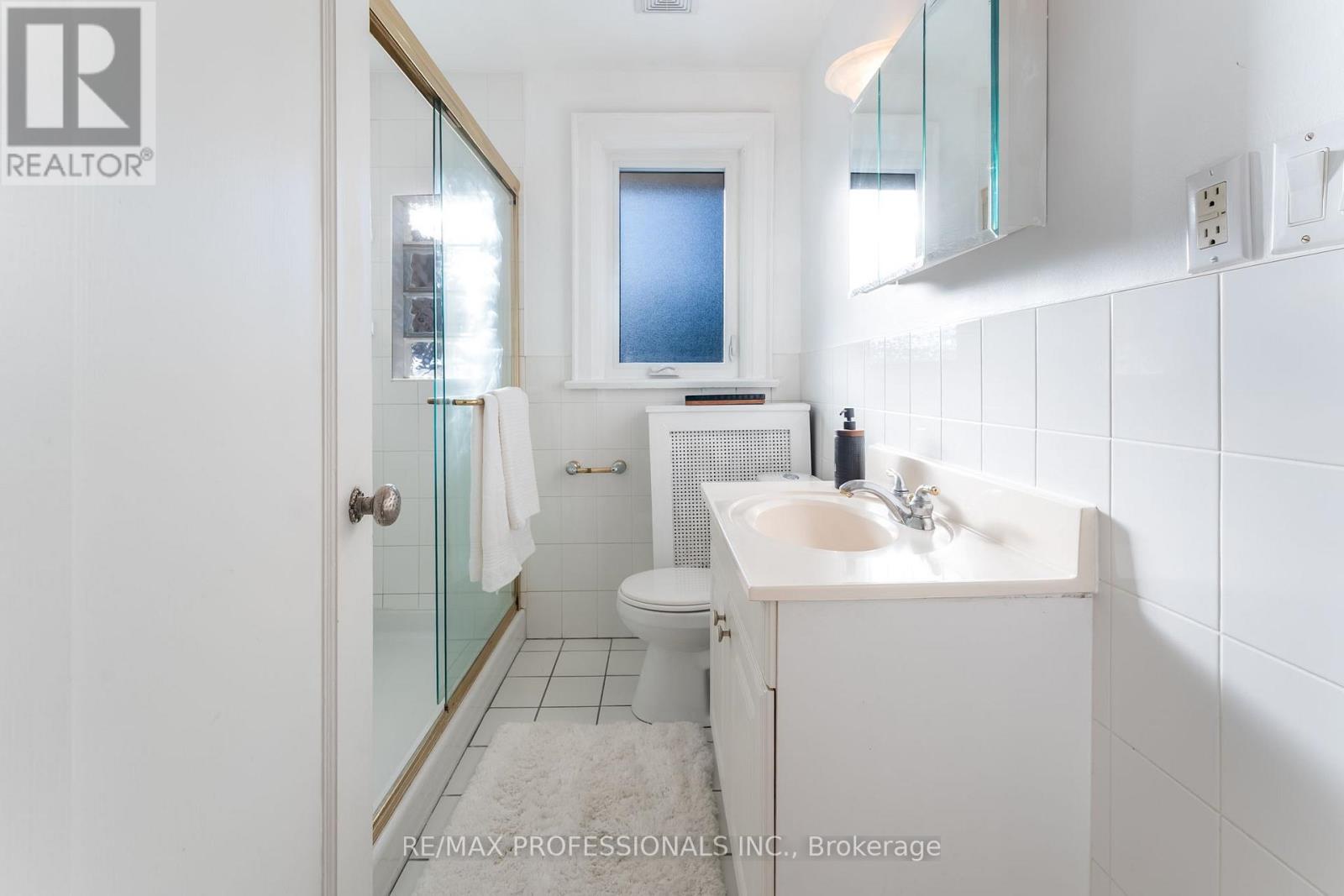 3 Lynngrove Avenue, Toronto (kingsway South), Ontario