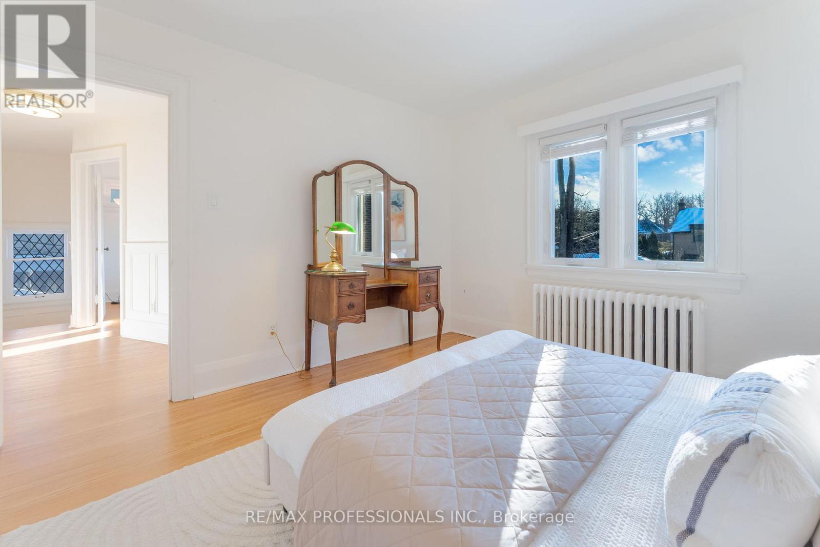 3 Lynngrove Avenue, Toronto (kingsway South), Ontario