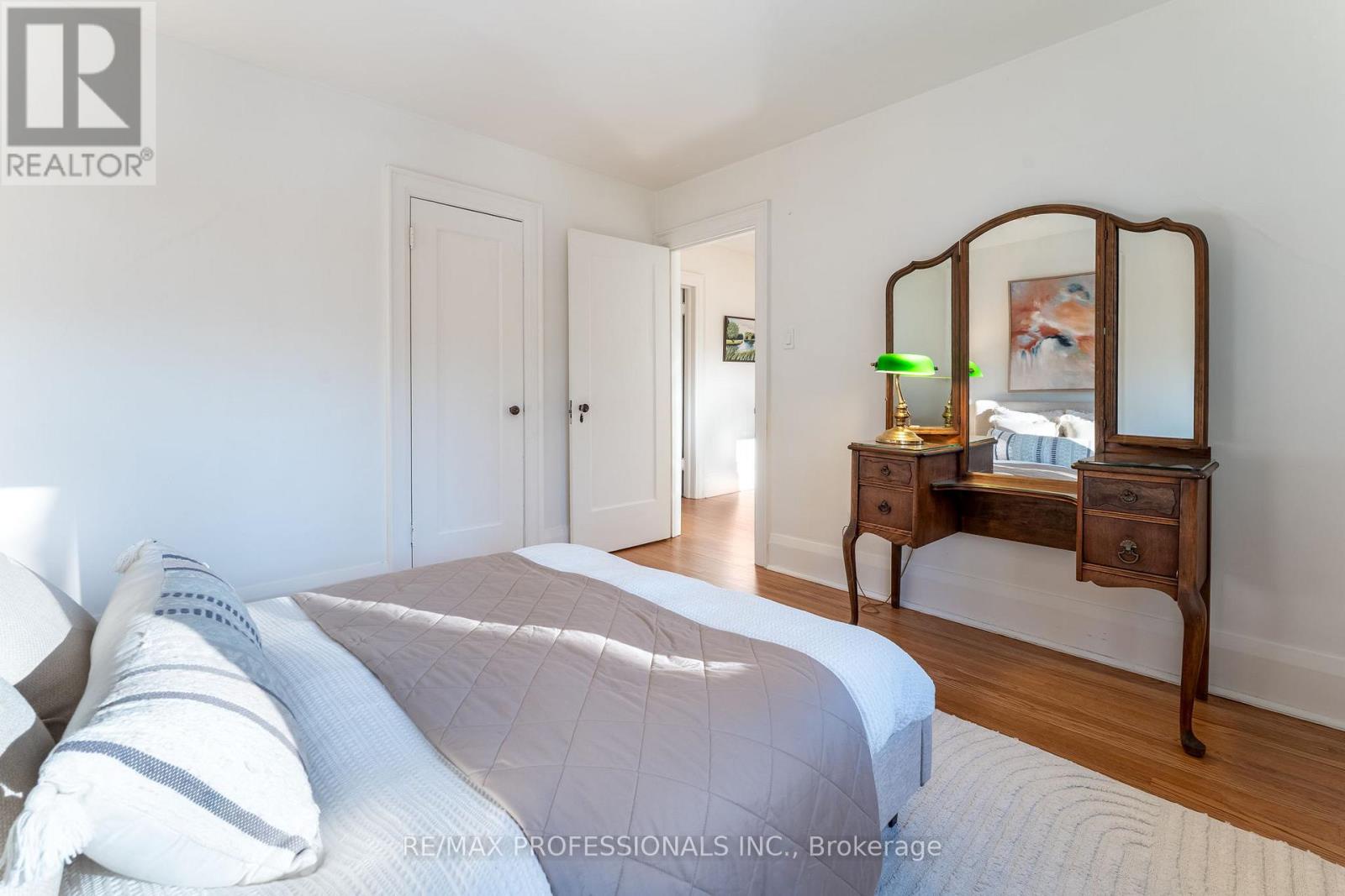 3 Lynngrove Avenue, Toronto (kingsway South), Ontario