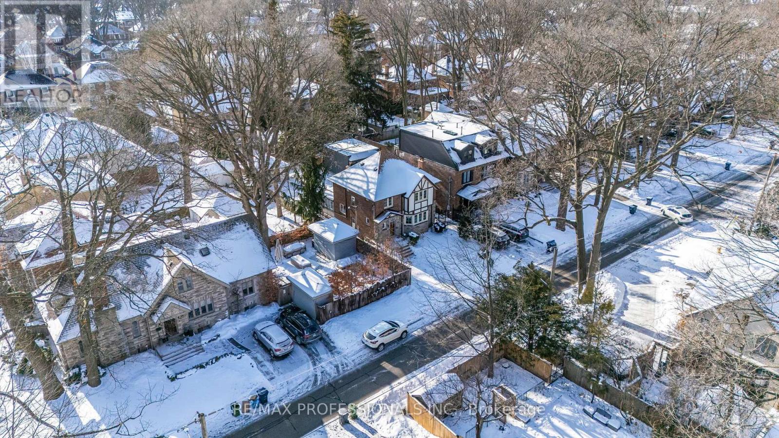 3 Lynngrove Avenue, Toronto (kingsway South), Ontario