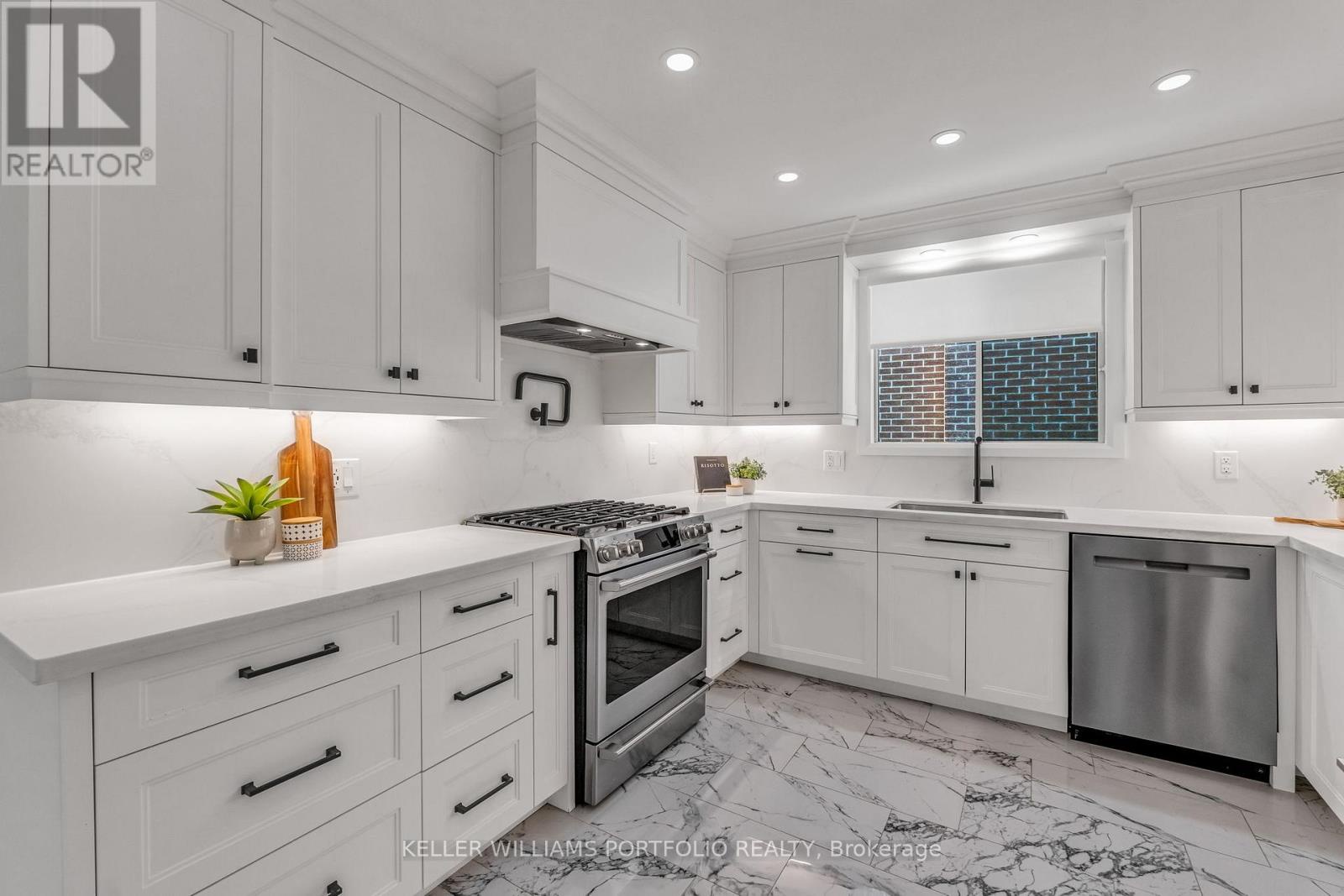 200 Lake Promenade, Toronto (long Branch), Ontario