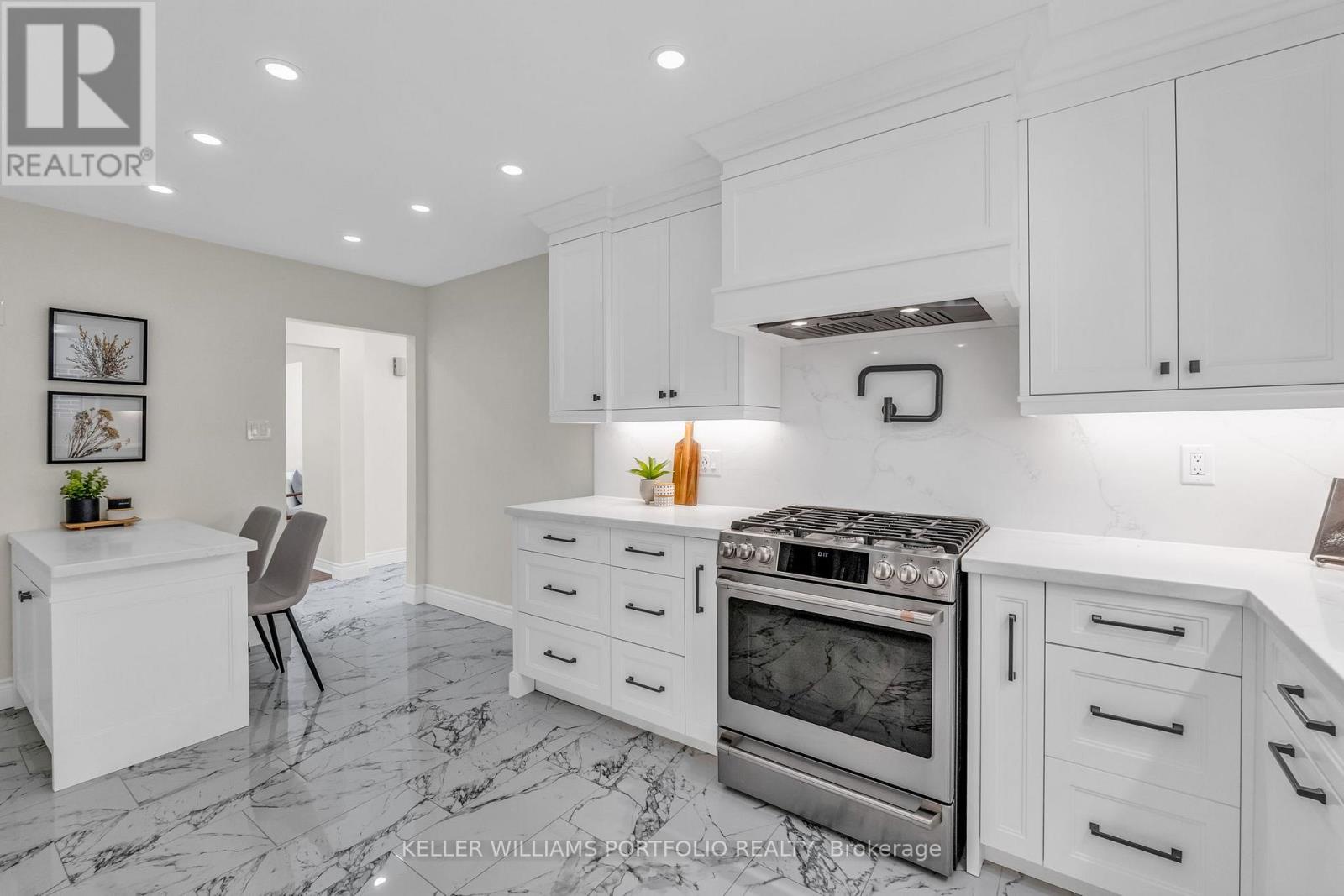 200 Lake Promenade, Toronto (long Branch), Ontario