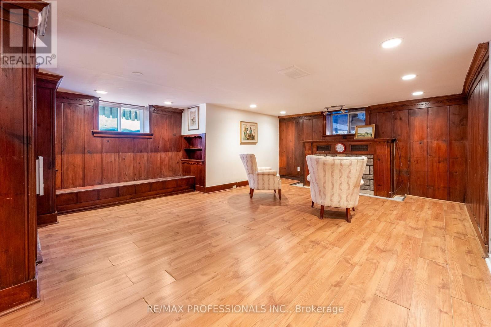 3 Lynngrove Avenue, Toronto (kingsway South), Ontario