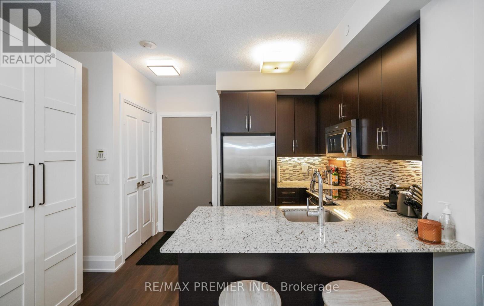 303 - 2 Old Mill Drive, Toronto (high Park-swansea), Ontario