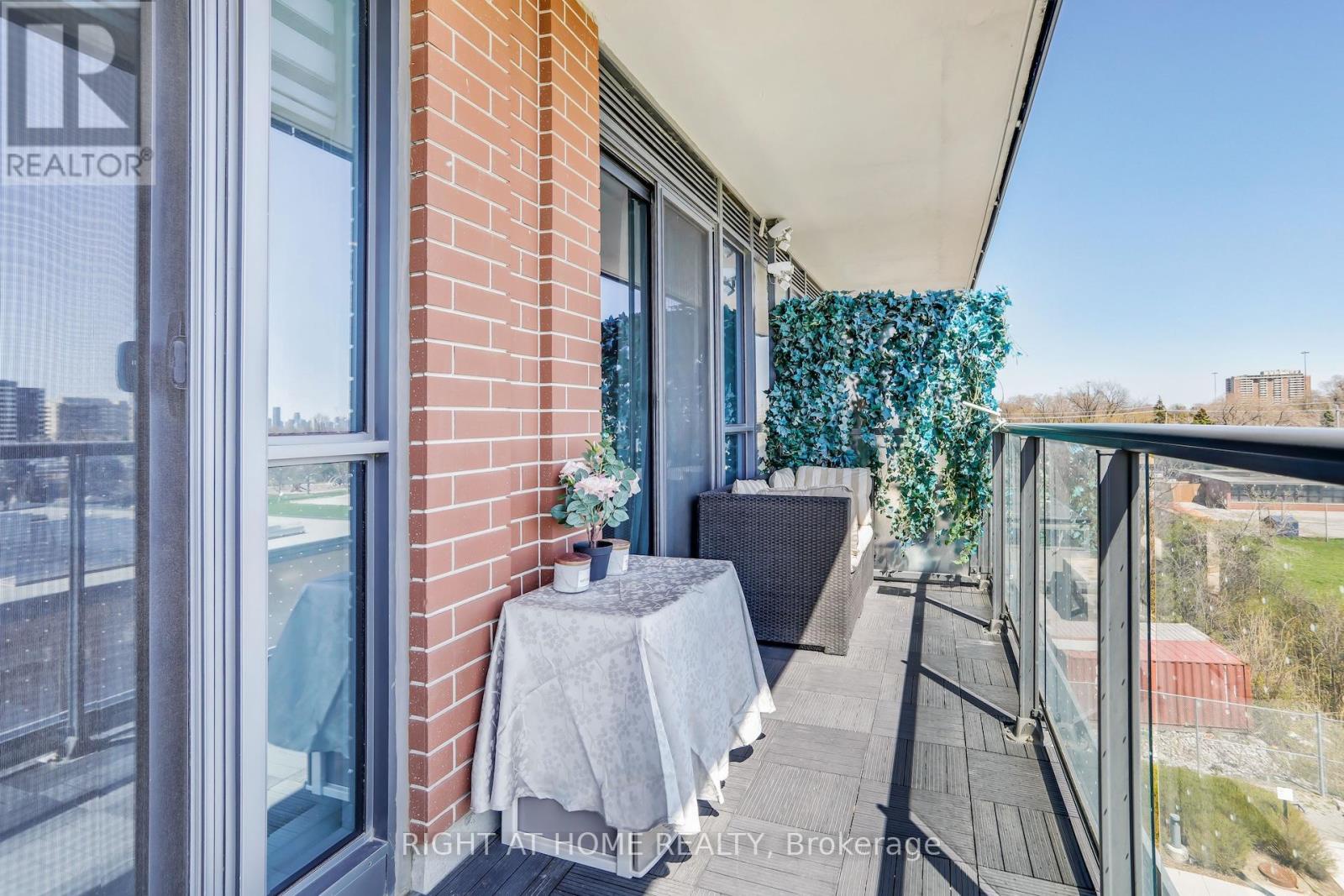 402 - 31 Tippett Road, Toronto (clanton Park), Ontario