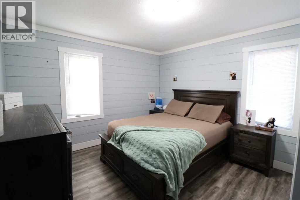 317 4 St, Bow Island, Alberta