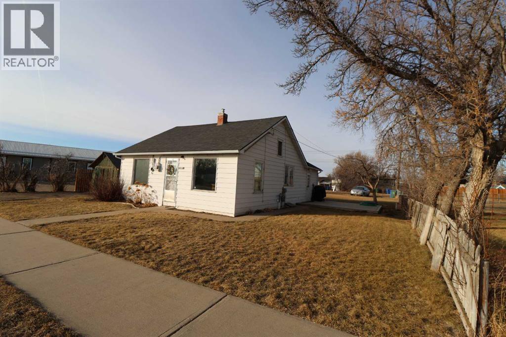 317 4 St, Bow Island, Alberta