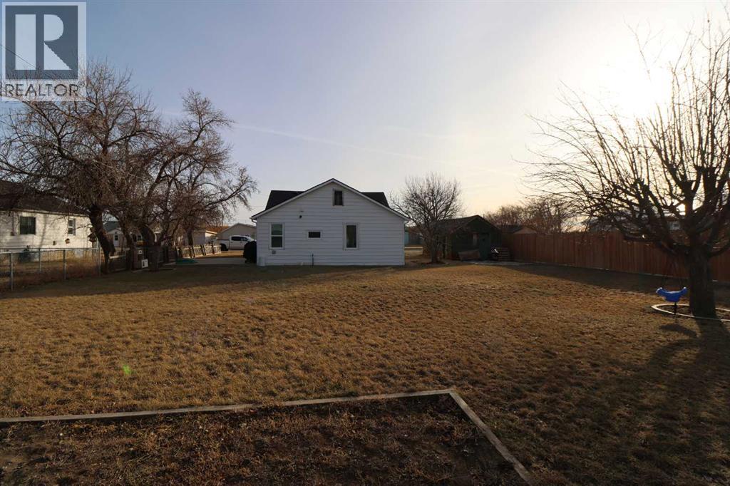 317 4 St, Bow Island, Alberta