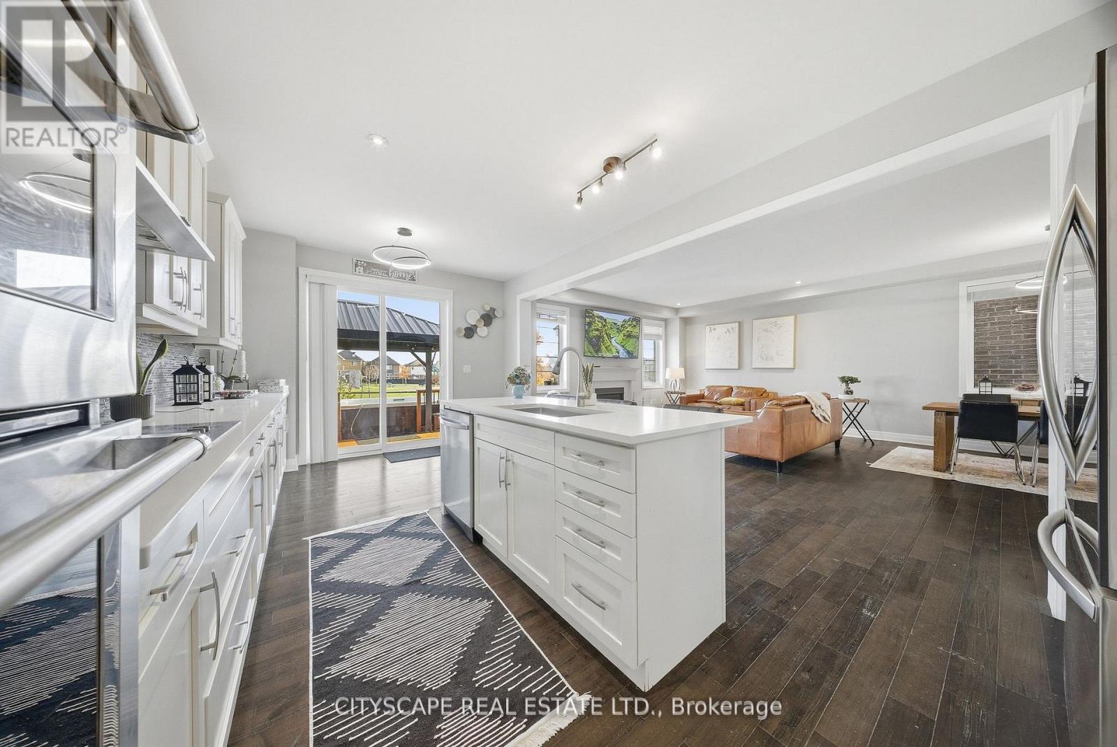 28 Celano Drive, Hamilton (waterdown), Ontario