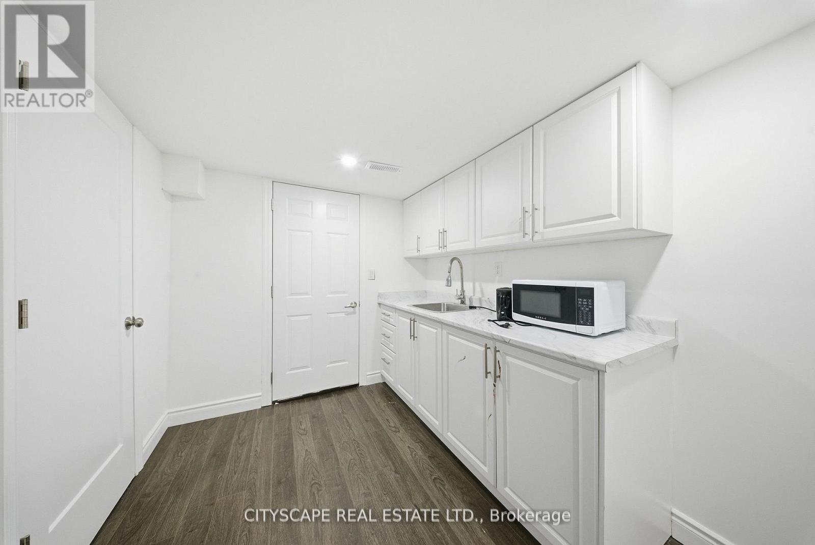 28 Celano Drive, Hamilton (waterdown), Ontario