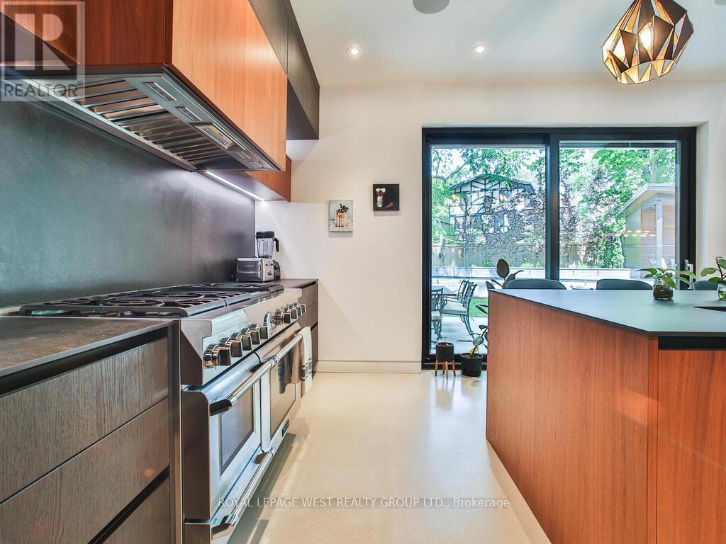 4 Old Oak Road, Toronto (kingsway South), Ontario